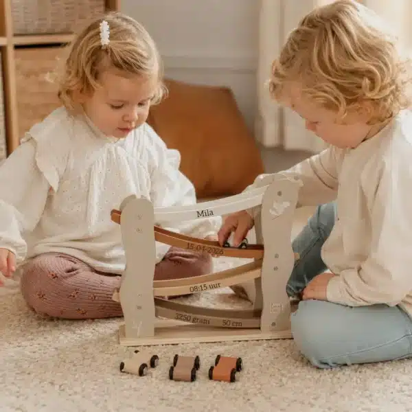 Kinderen spelen met de Label Label Car Slider Nougat